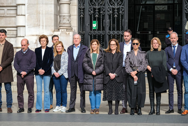 Decenas de personas se suman al minuto de silencio en Santander por las víctimas de El Bocal