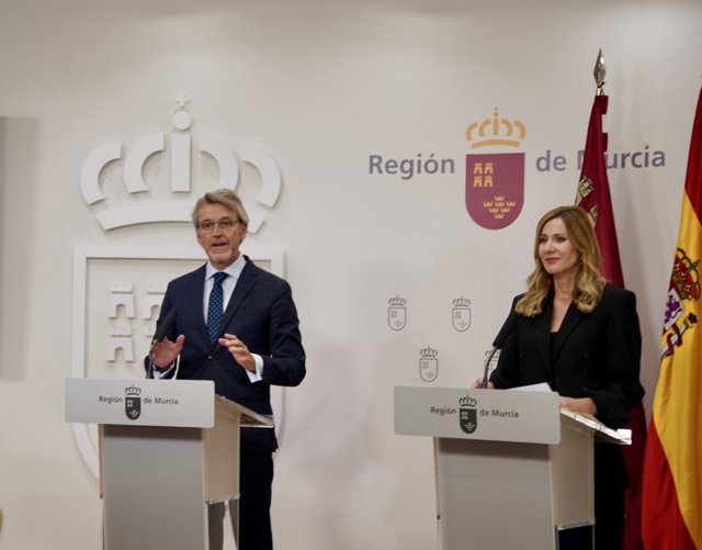 El consejero de Empresa, Empleo y Economía Social, Luis Alberto Marín, y la  consejera de Economía, Hacienda, Portavocía, Fondos Europeos y Transformación Digital, Marisa López Aragón