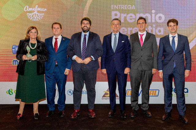 Directivos de Mecánicas Bolea junto al presidente de AMEFMUR, José María Tortosa, y el presidente del Gobierno regional, Fernando López Miras