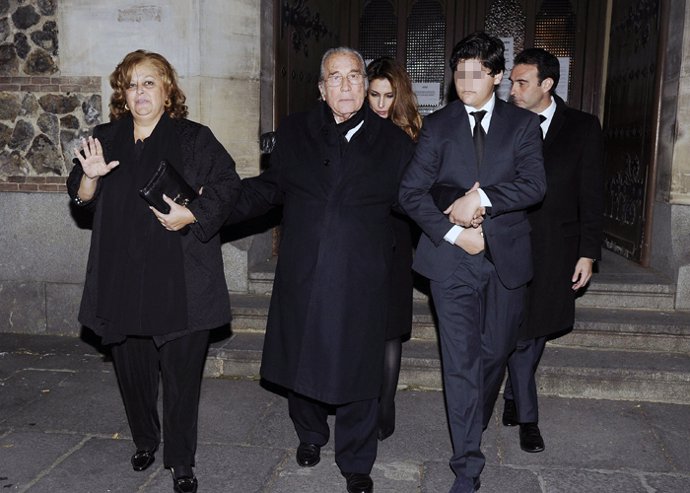 Paloma cuevas y sus padres sin consuelo en el funeral de su hermano 