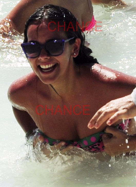Cristina Pedroche riéndose en el mar con pelo mojado y gafas de sol