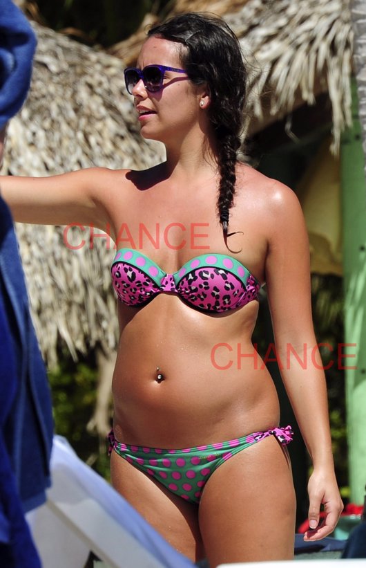 Cristina Pedroche en la playa con un bikini de colores muy guapa con medidas de mujer real
