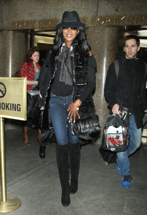 Naomi Campbell combina sus jeans con botas de caña alta