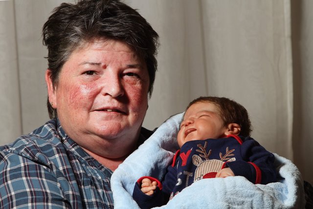 Caroline Blackburn con su muñeco baby reborn favorito, ha creado más de 500 muñecos bebés