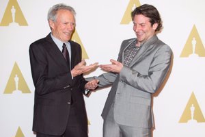 Clint Eastwood junto a Bradley Cooper