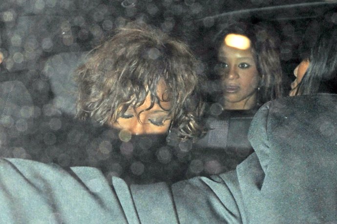 Bobbi Kristina, sorprendida y aturdida ante el estado en el que se encontraba su madre que tuvo problemas con la droga y el alcohol. En la imagen la pequeña va en la parte de atrás del coche y mira atónita a su madre con los ojos cerrados y muy perjudicada tras una salida  de un local