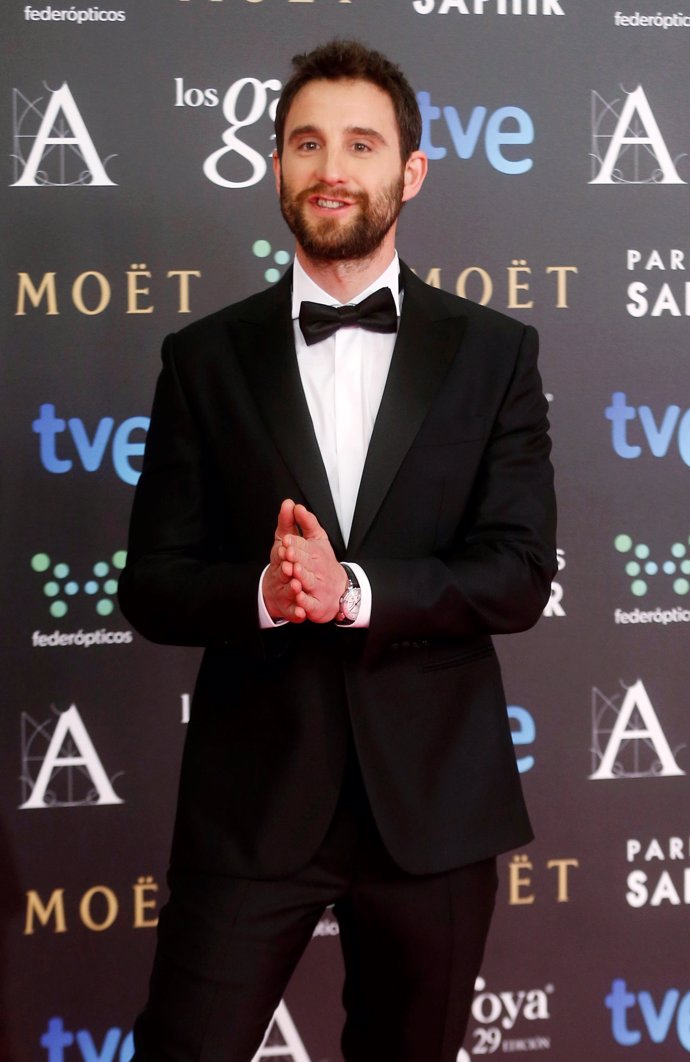 Dani Rovira posando en la alfombra rosa de la 29 edición de los Premios Goya