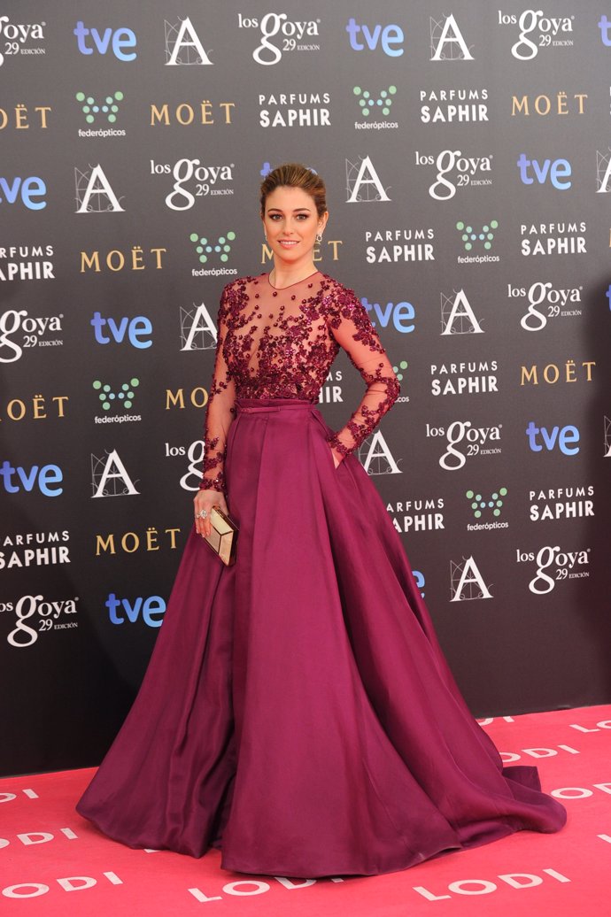 Blanca Suáre con vestido en berenjena con cuerpo en pedrería sobre escote ilusión y bolsillos