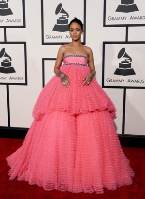 Rihanna con un vestido que no le favorecía