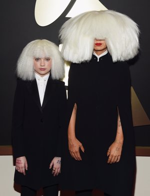 Sia y Maddie Ziegler y sus pelucones