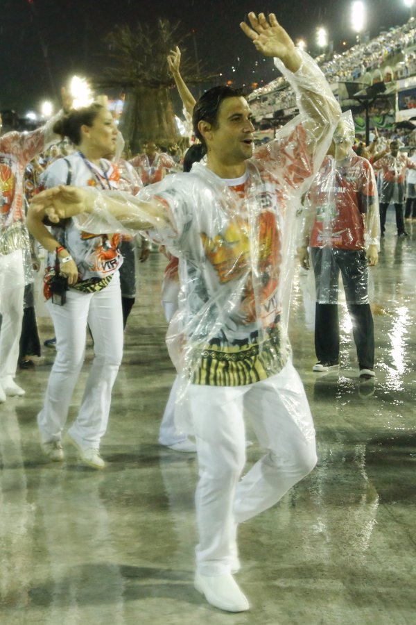 Imagen del tenista David Ferrer, moviendo los brazos en alto al ritmo de la música sambeando en el Carnaval de Río de Janeiro en Brasil