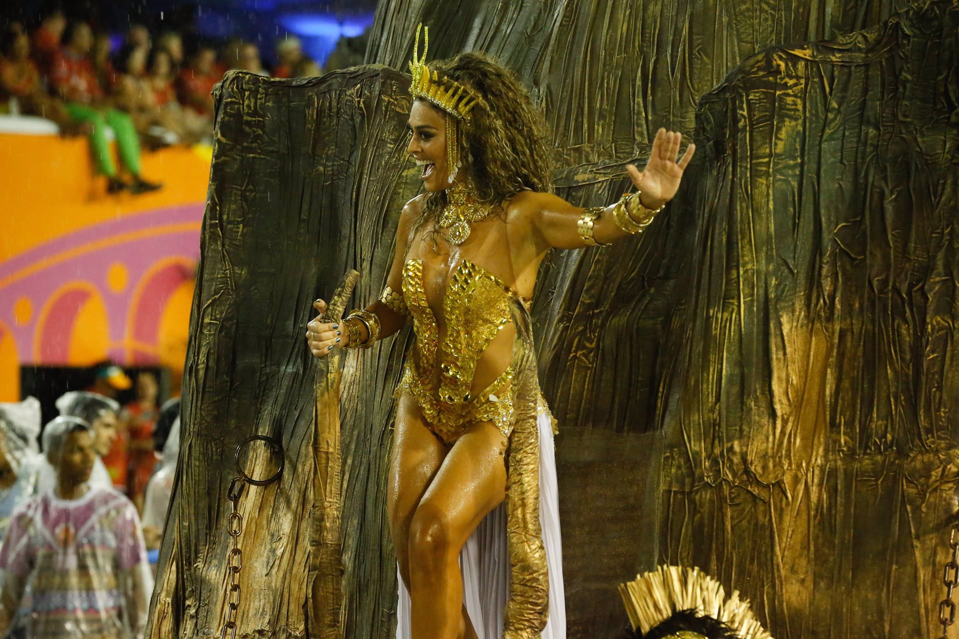 David Ferrer y Rafa Nadal participan del carnaval de Río de Janeiro, en la imagen una mujer desfila con plumas y de colores durante el desfile muy sugerente