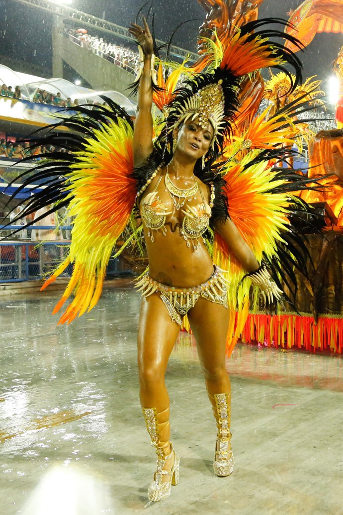 Foto de una mujer durante el carnaval de Río de Janeiro donde han participado los tenistas David Ferrer y Rafa Nadal