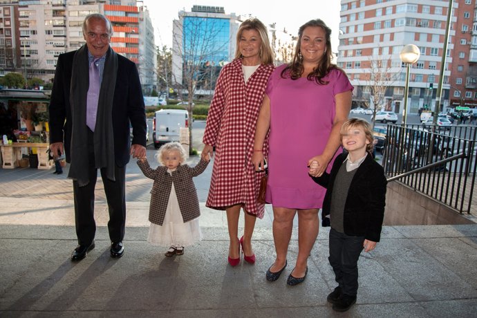 Carlos Goyanes con su mujer Cari Lapique y sus nietos Pedro y Mini Cari