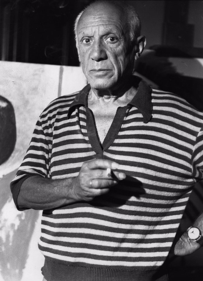 Foto de Pablo Picasso, pintor español, con un polo de manga corta de rayas marineras 