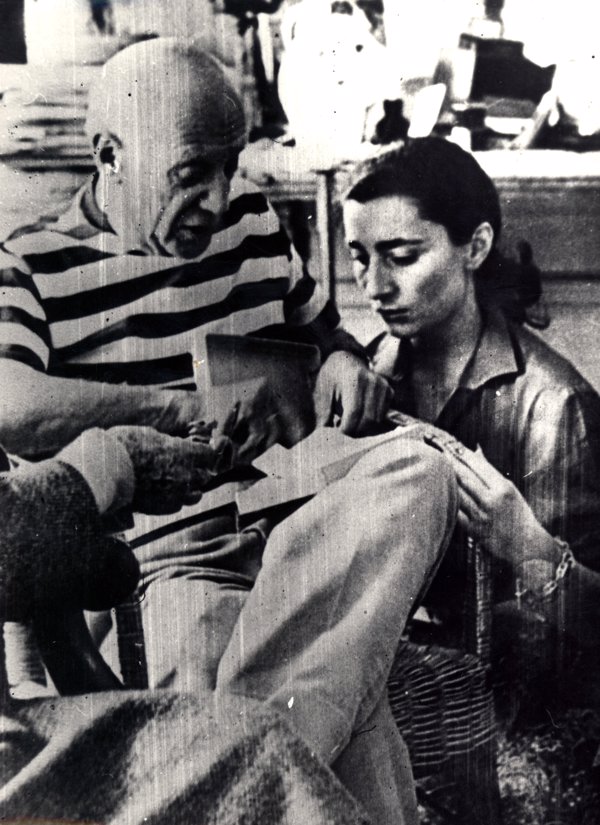 Foto del pintor Pablo Picasso sentado en un momento libre, enseñando, con camiseta de rayas marineras