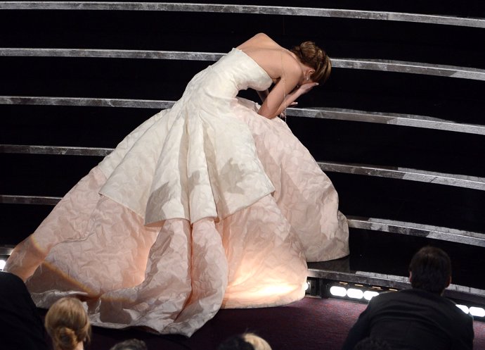 jennifer lawrence se cae en la ceremonia de los oscar con su vestido de dior