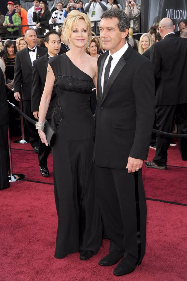 Última aparición de Melanie Griffith y Antonio Banderas untos en los Oscar del año 202. Ella vestida de negro una vez más