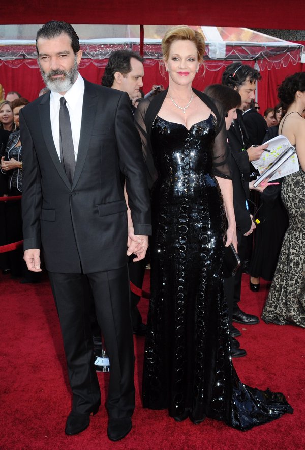 Melanie Griffith y Antonio Banderas en los Oscar 2010. El con una barba muy poblada y canosa y ella con un vestido negro demasiado estridente
