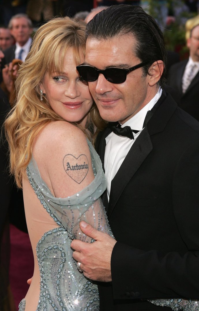 Antonio Banderas y Melanie Griffith con un vestido en verde agua claro, y el pelo suelto. Foto de ellos muy tierna muy enamorados y su tatuaje con un corazón con el nombre de Antonio