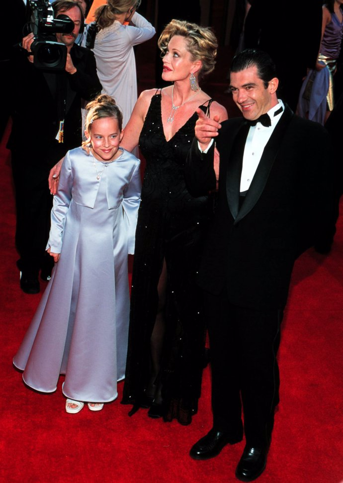 Dakota Jopohnson con un vestido en plata y torera de manga larga a juego y sandalias blancas, cuando tenía 10 años acudiendo a los Oscar con su madre Melanie Griffith y el marido de esta el actor español Antonio Banderas