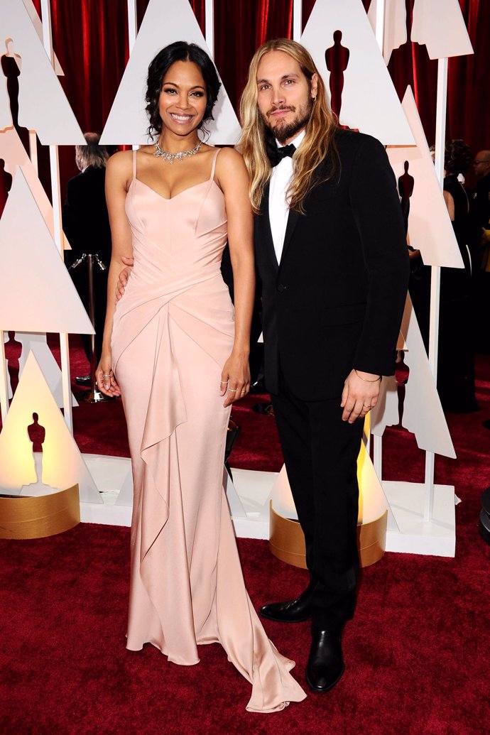 La actriz Zoe Saldana posando con su marido el artista Marco Perego en la alfombra roja de los Oscar 2015 traba haber dado a luz gemelos