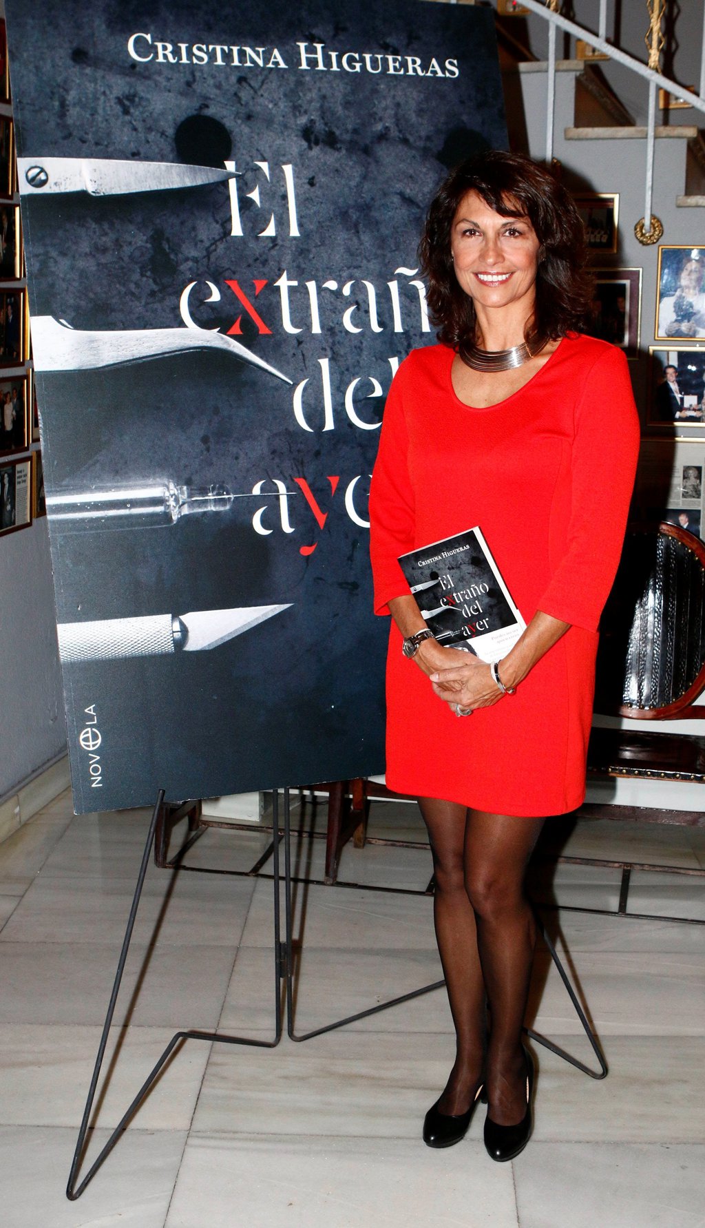 Cristina Higueras presenta su primera novela negra rodeada de amigos