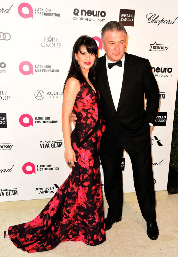alec baldwin e hilaria baldwin en la fiesta de los oscar de elton john