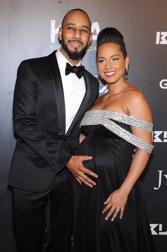 Alicia Keys posa embarazada junto a su marido