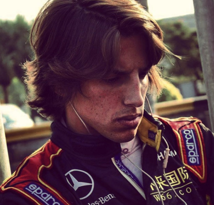 Roberto Merhi corredor e Fórmula 1 del equipo Manor en un foto de Perfil cabizbajo