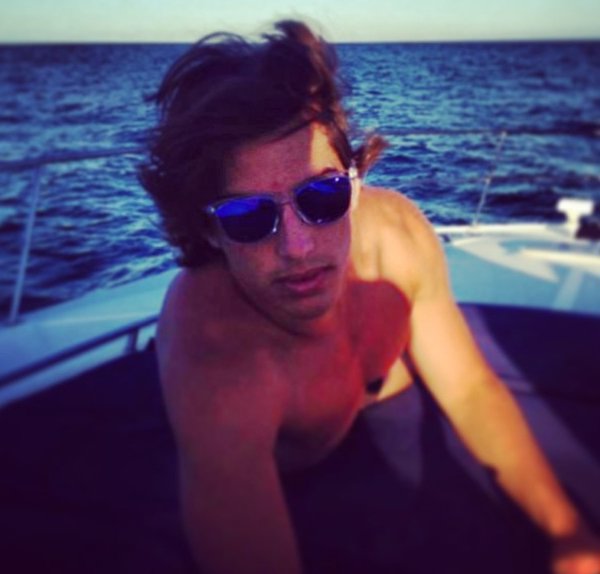 roberto Merhi haciéndose un selfie en un barco en el mar. Con gafas de sol de espejo azul y melena al viento