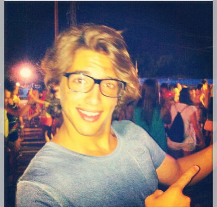 Roberto Merhi en un tiempo de asueto con gafas de ver muy divertido y espontáneo