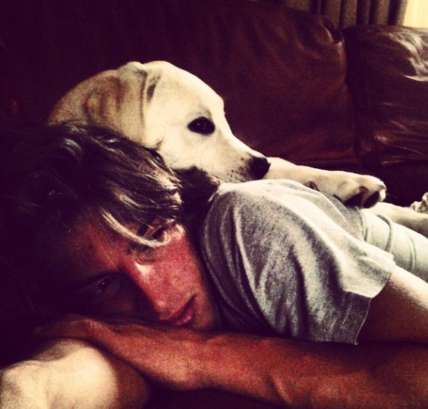 Roberto Merhi, el corredor de Fórmula 1, muy cariñoso con su perro Buppy