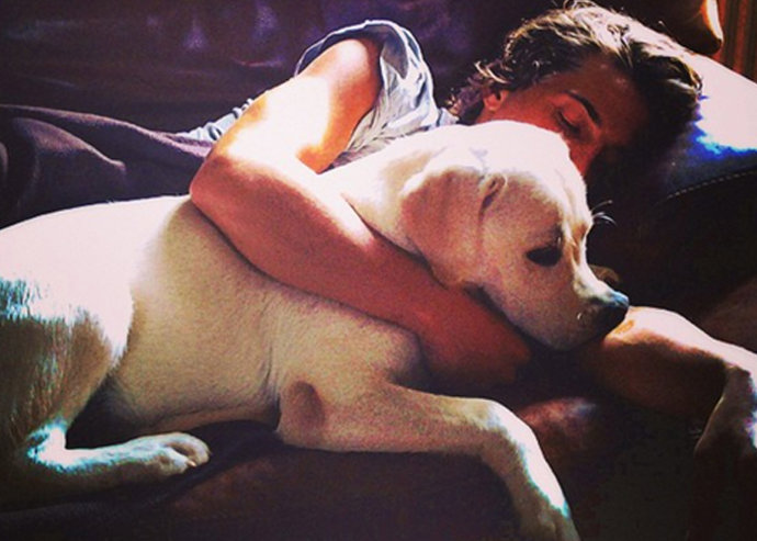 Roberto Merhi, fichaje del equipo Manor de Fórmula 1, duerme la siesta con su perro Buppy