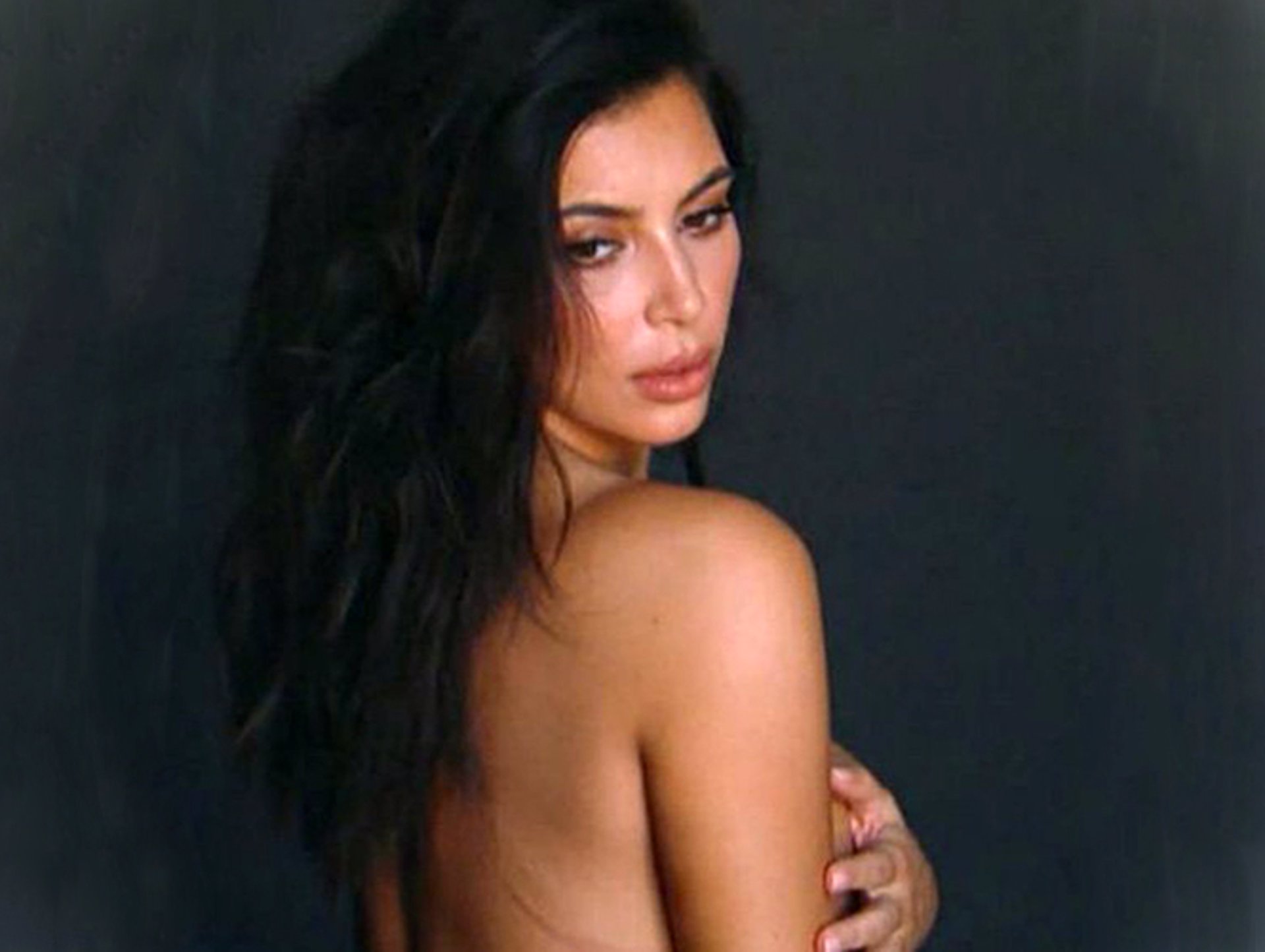 Kim Kardashian se desnuda para promocionar el reality show de su familia