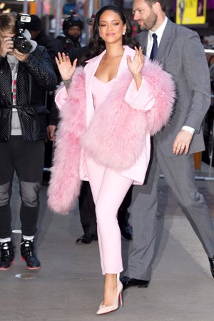 Rihanna con un look total pink en su visita a Good Morning America