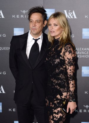 Kate Moss con su marido Jamie Hince