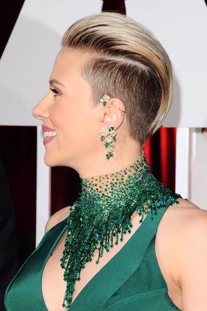 Scarlett Johansson tupé largo con los laterales rapados