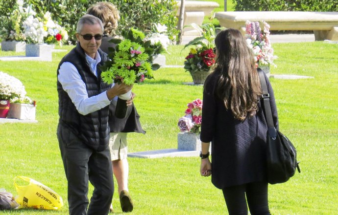 Fernando Romero enseña a su hija Alejandra Romero Suárez, nieta de Adolfo Suárez un ramo de flores para poner en la lápida a Mariam Suárez