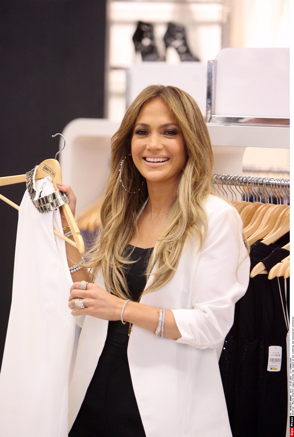 Jennifer Lopez presenta su colección de moda en México