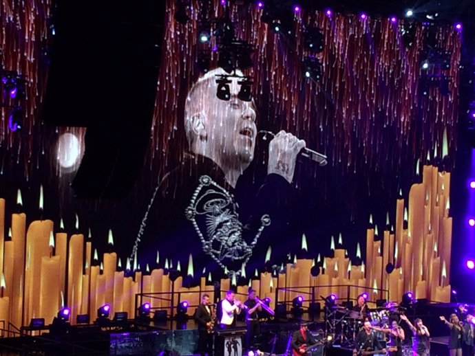 Momento muy emotivo en el concierto que inicia la gira de Robbie Williams por las víctimas del siniestro aéreo del Airbus en los Alpes Franceses