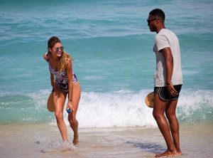 La modelo Doutzen Kroes disfrutó de una tranquila jornada de playa con su marido.