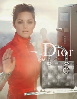 Marion Cotillard, una Lady Dior futurista