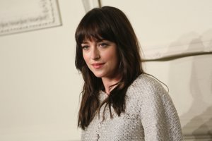 Dakota Johnson, sencilla y elegante en el Métiers d'Art de Chanel