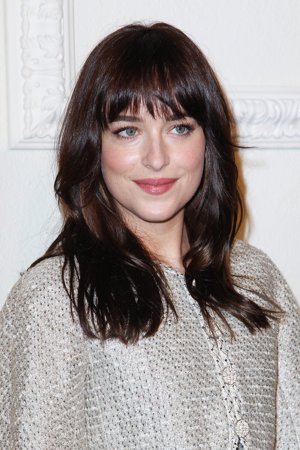 Dakota Johnson, sencilla y elegante en el Métiers d'Art de Chanel