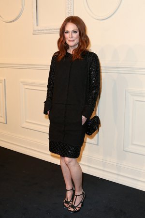 Julianne Moore de riguroso negro