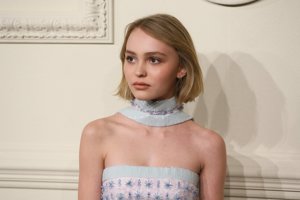 Lily Rose Depp tampoco acertó con ese look y ese pañuelo al cuello