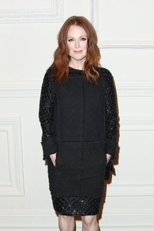 Julianne Moore de riguroso negro