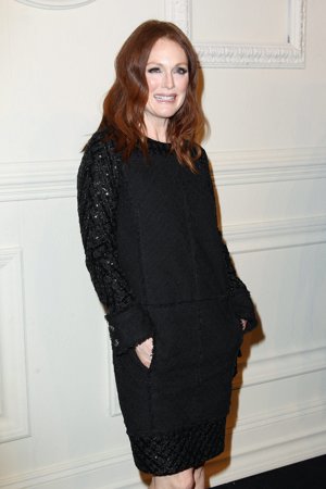 Julianne Moore de riguroso negro