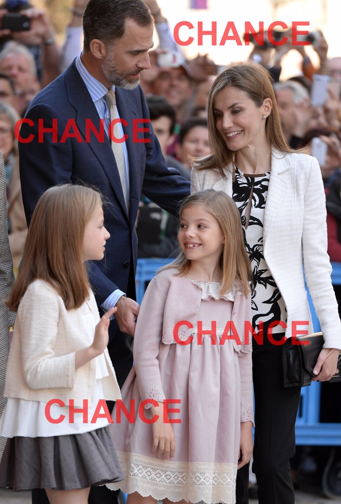 Divertida imagen de la Princesa Leonor y la Infanta Sofía riéndose mientras hablaban, bajo la mirada de la Reina Letizia que no podía evitar sonreír al ver a sus hijas ser las protagonistas del día de la Misa de la Pascua de Resurrección de Semana Santa